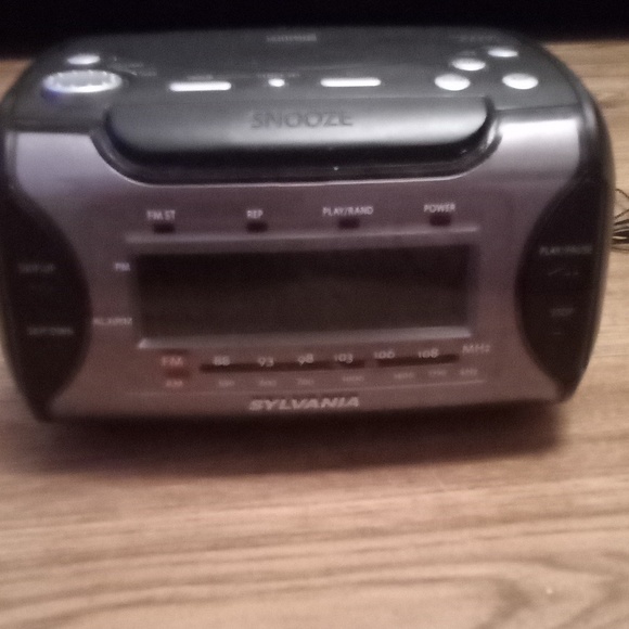 Digital Led Alarm Clock, Radio, CD Player - Picture 3 of 6